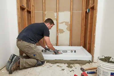 A low curb shower pan bedded level in the alcove